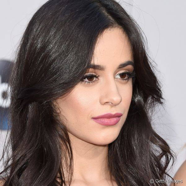 Para ir à uma premiação na Califórnia, Camila Cabello usou a sombra marrom para marcar a pálpebra móvel e acima do côncavo (Foto: Getty Images)
